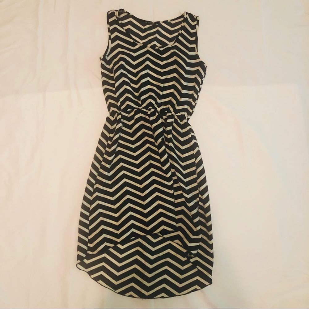 Indulge hi-low black white chevron small